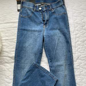 Helt nya jeans som aldrig har använt, säljes pga att de inte går att lämna tillbaka längre!