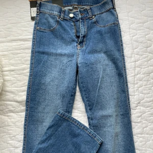 Bootcut jeans - Helt nya jeans som aldrig har använt, säljes pga att de inte går att lämna tillbaka längre!