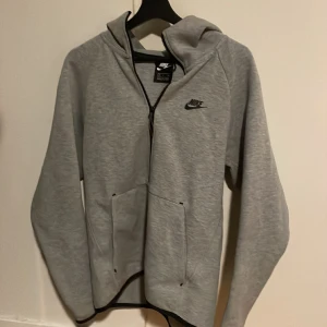Nike tech grå storlek S. - En old season Nike tech i storlek S. Knappt använd så skicket är 9/10. Bra att skriva om frågor. 