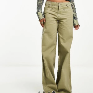 Gröna byxor - Gröna byxor i straight leg modell och lågmidja! De är helt nya från Asos, säljer då de är för små på mig. Storlek EU36.   Skriv för fler bilder🫶