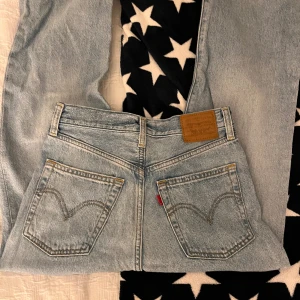 LEVI’S JEANS - Säljer dessa ljusblå super snygga Levi’S jeans i ny skick, knappt använda. Jeansen är highwaist och har innerbenslängen 71cm och midjemåttet tvärs över är 36cm. Jeansen är straight och har inga defekter. Priset kan diskuteras. 