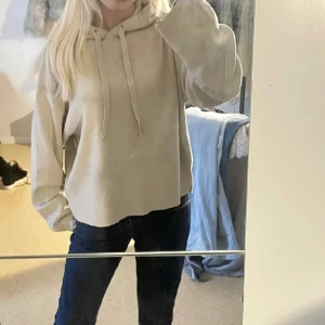 Stickad hoodie - Säljer en beige stickad hoodie i kashmirmix