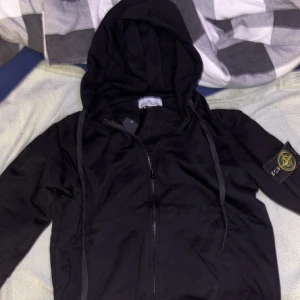 Stone island zip up  - Knappt använd, exakt som ny den har Scan. Kom privat för fler bilder pris kan diskuteras !!