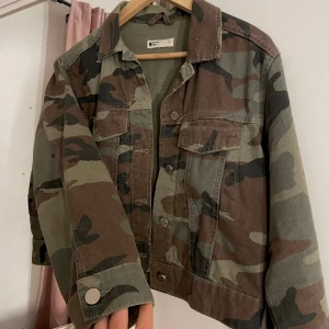 Kamouflage jacka - Militärgrön jacka från gina, mycket sparsamt använd. Storlek S