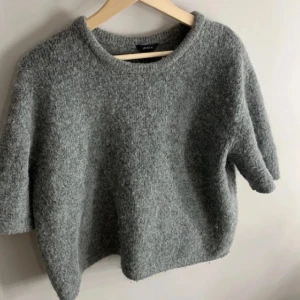 Mörkgrå kortärmad stickad  - Obs liknande (lånade) bilder!!! Så fin tröja 🙏🏽🙏🏽💋