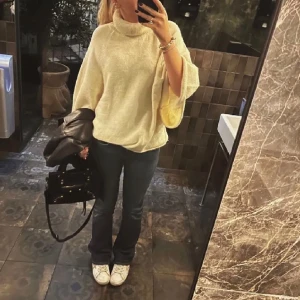 POPULÄR ZARA TRÖJA - Jätte fin zara tröja som är i bra skick!! Säljs pga att den inte kommer till användning längre, budgivningen är endast i 24 timmar🙏🏻❣️