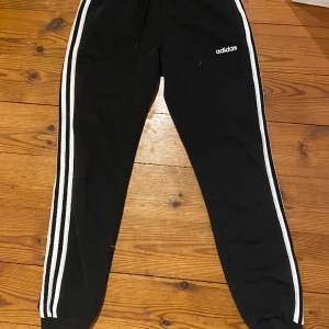Adidas mjukisbyxor - Bra att träna i eller bara ha en vanlig dag.