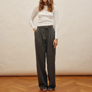 Djerf Avenue - Favorite pants. Dessa är i TALL. Ej använda då de är för stora för mig.  Finns en liten färgförändring på baksidan på tyget. Det är ingenting som stör. Egna bilder kommer!