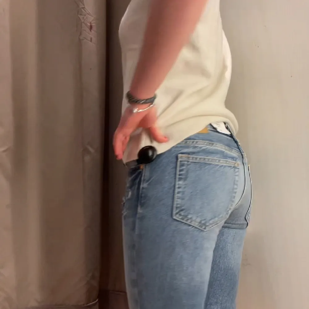 Superfina low waist straight jeans ifrån hm, aldrig använda. Hör av er vid frågor o fler bilder!😍😋nypris 400kr. Jeans & Byxor.