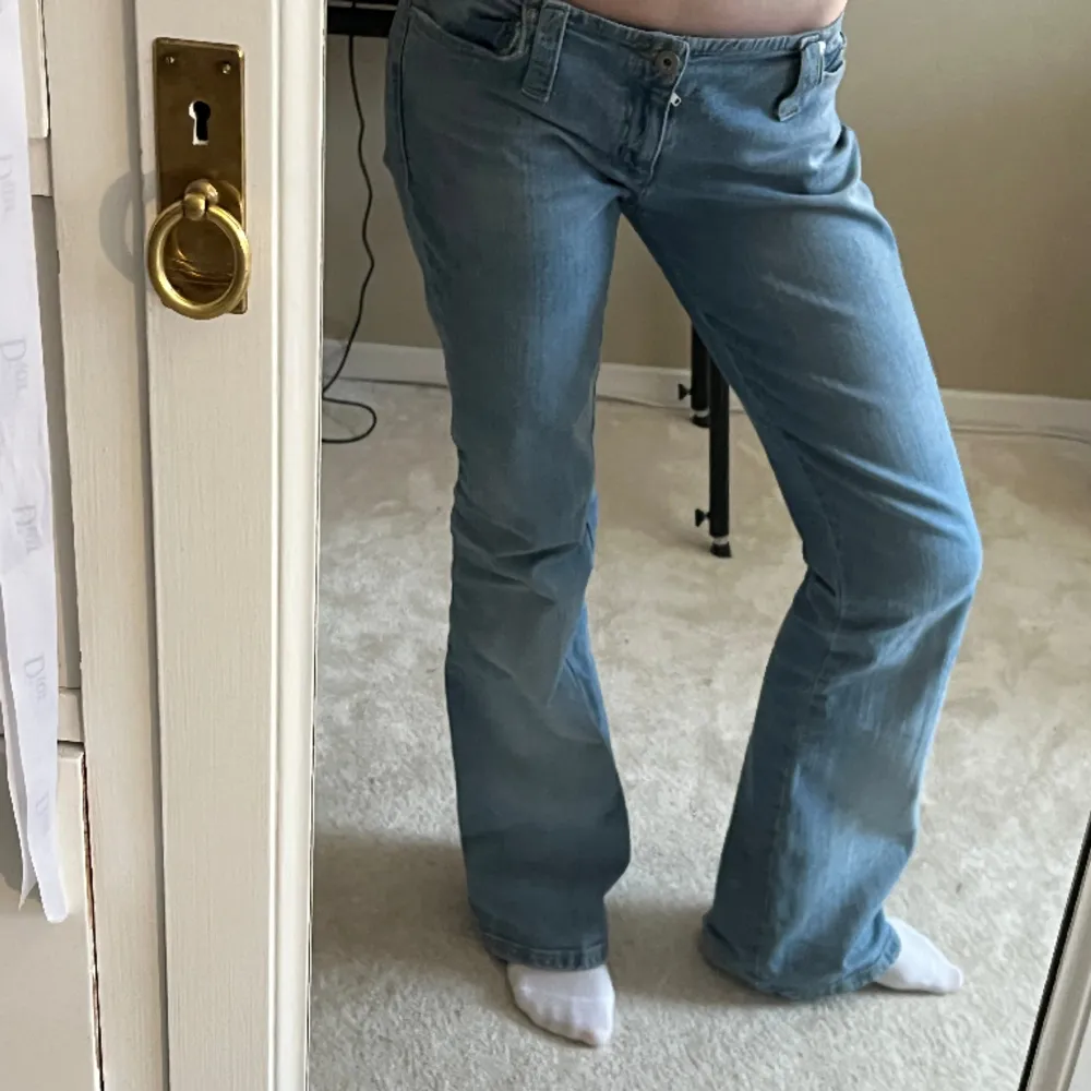 Jättesnygga ljusblåa jeans i bra skick❤️ lågmidjade❤️dom har pyttelite slitningar vid hälarna men det syns ej! innerbenslängden är va 81 cm. Jeans & Byxor.