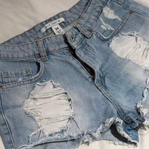 Ljusblåa jeansshorts ifrån NLY, storlek 34 men passar även 32! Jätte söta till sommaren. ☀️✨