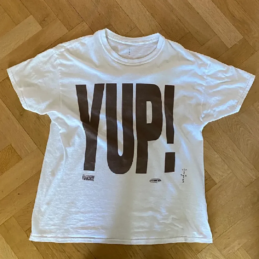 Utopia tshirt (travis scott). Den är i onesize men är ganska oversized runt i L-XL, säljer pga ingen andvändning+ för stor. T-shirts.