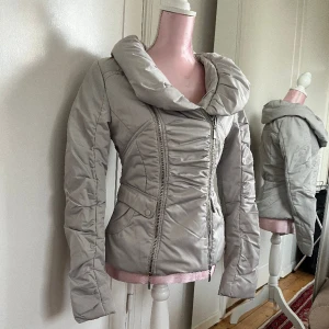 Jacka  - Jacka med fina detaljer. 2 fickor, utan luva🤍