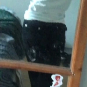 Juicy byxor  - Svarta juicy byxor o storlek xxs. Ena svarta metall grejen på snöret är borta annars är de jätte fina. Kommer inte till användning längre