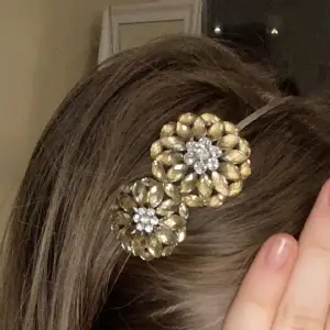 Metall diadem med ”diamant” blommor