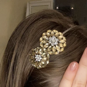 Diadem - Metall diadem med ”diamant” blommor