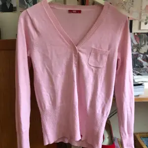 Jättefin rosa tröja i bra skick ♡ Kommer tyvärr inte till användning för mig ♡ Skriv gärna innan du köper ♡ Köpare n betalar för varan + frakt (49 kr) villig att diskutera pris ♡