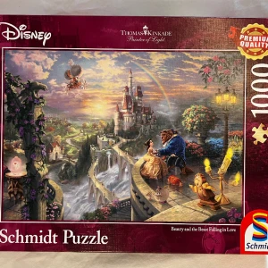 Schmidt Pussel 1000 bitar.  - *Beauty and the Beast Falling in Love*  1000 bitar. 693x493 mm.  Lagt en gång av mig, se bild 2.  Samfraktar gärna vid fler köp, fraktar enligt pris hos ombud eller möts upp i Göteborgsområdet.