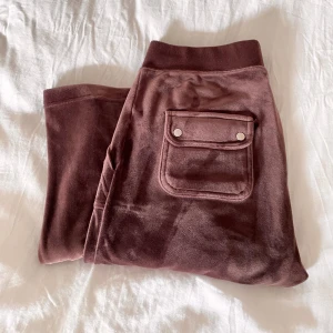 Juicy Couture-M - 🤎 Bruna Juicy Couture byxor i storlek Medium. Använda ett fåtal gånger, finns inget att anmärka på, de ser nästintill nya ut!  