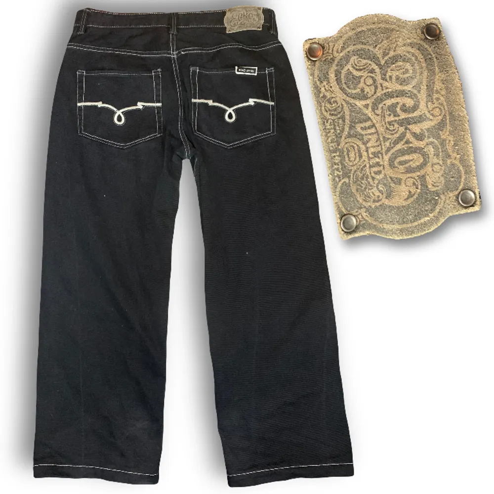 Galet sköna ecko jeans size W38xL32~! Mått-> (midjemått 47cm) (längd 102cm) (innerbenslängd 72cm) (benöppningen 27cm) kom privat för fler bilder samt frågor!. Jeans & Byxor.