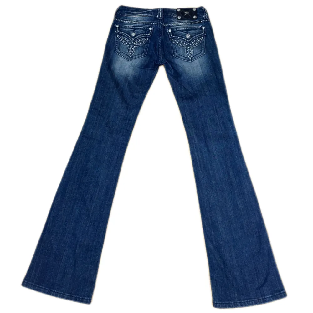 Miss Me jeans i modellen ”JW5305B3/boot” midjemåttet rakt över är 38cm. Ytterbenet 106cm och innerbenet 84cm. Jeansen är som nya. Kontakta vid intresse!. Jeans & Byxor.