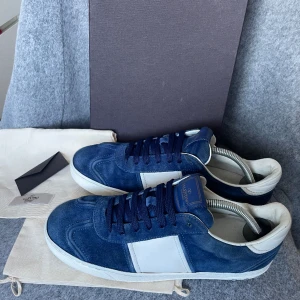 Valentino flycrew - Valentino flycrew skor i den mest eftertraktade färgen mörkblå, väldigt sällsynt. Skorna är i top skick 9.5/10 saknar en nit, storlek 42 men passar upp till 43, box dustbag plus kort ingår! Nypris 7000+ mitt pris 5099 går att diskutera.