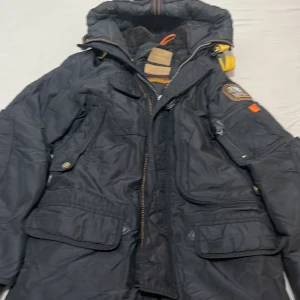 Parajumper jacka - Bra skick väl använd men funkat ändå jte bra o bra skick kom privat för mer bilder om du är intresserad (storlek s)