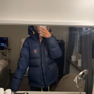 Fjällrävenjacka - Säljer min älskade fjällräven❤️ Ligger ute för 4700kr men pris kan diskuteras. Kontakta mig för frågor och vid intresse, frakten tillkommer och är spårbar ❤️❤️