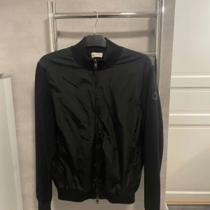 Moncler black label cardigan - Tja  Säljer en moncler cardigan som är i storlek XL passar L.  Skick 9/10