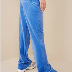 Juicy couture set - Säljer nu mitt blåa juicy couture set. Tröjan och byxorna är som nya men på byxorna är det ett litet hål i, hålet har jag fixat och syns ej. Priset kan kanske diskuteras. Byxor är i S och tröjan i M. Bilder på dom kan skickas privat ☺️