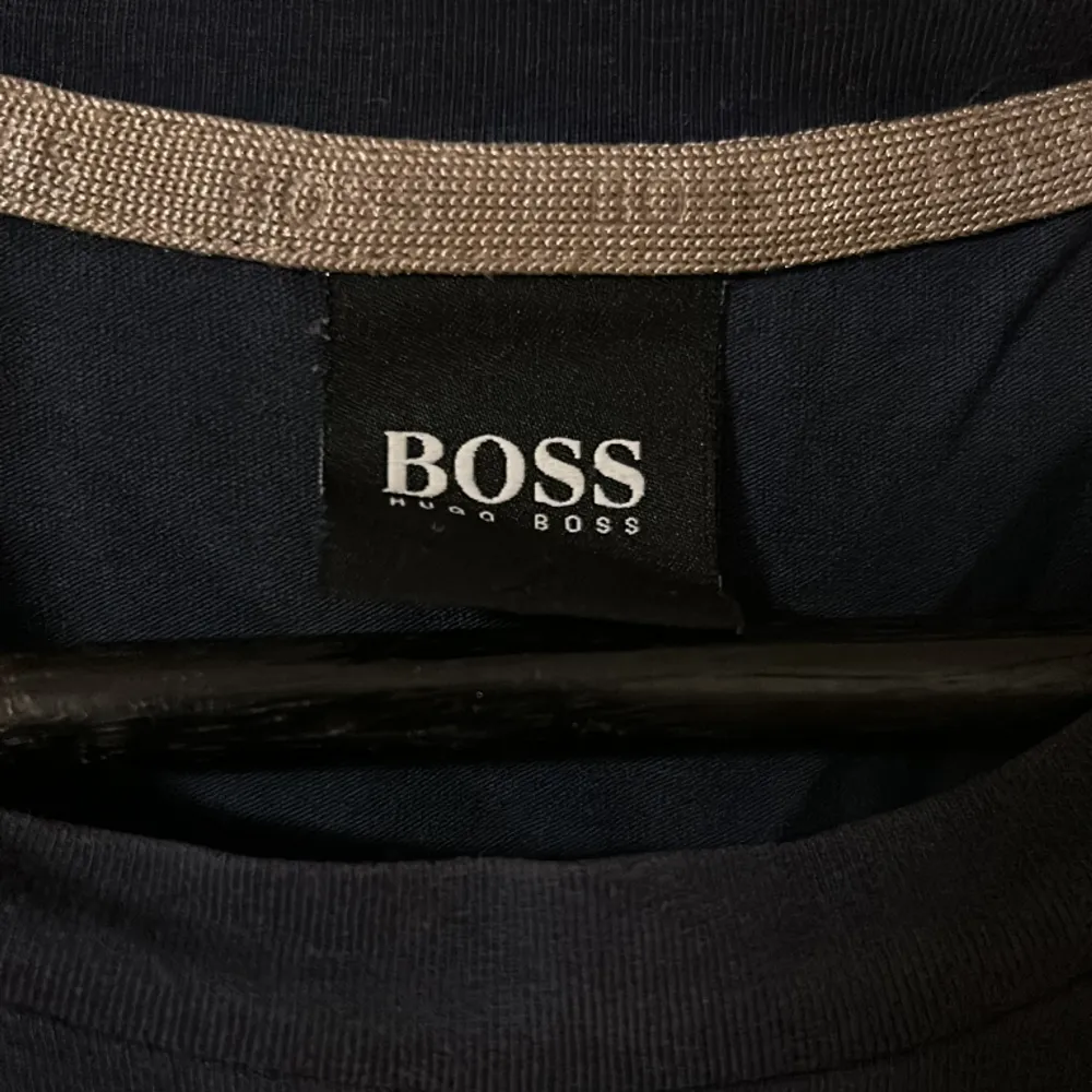 Tja, säljer denna feta Hugo boss t-shirt eftersom att den inte kommer till användning. Tröjan är använd och det syns framförallt på trycket på framsidan. Den är i storlek S men jag är 192 cm och har L i vanliga fall och den passar mig bra.. T-shirts.
