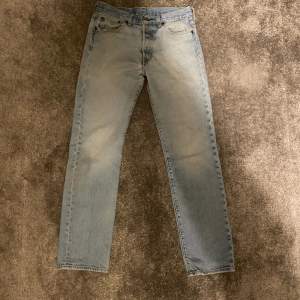 Ett par snygga jeans från Levis. Det är 501 och storleken är 30/31. Skicket är 8/10 då dom inte är helt oanvända.
