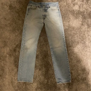 Levi’s jeans  - Ett par snygga jeans från Levis. Det är 501 och storleken är 30/31. Skicket är 8/10 då dom inte är helt oanvända.