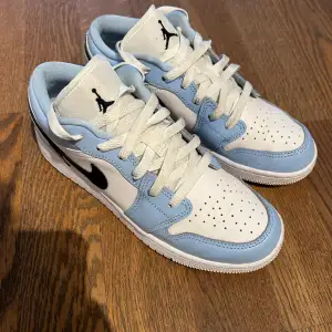 Min dotter säljer sin jordan 1 low, som köptes i JD sport i New York i december förra året, hon har använt dem 3 gånger.