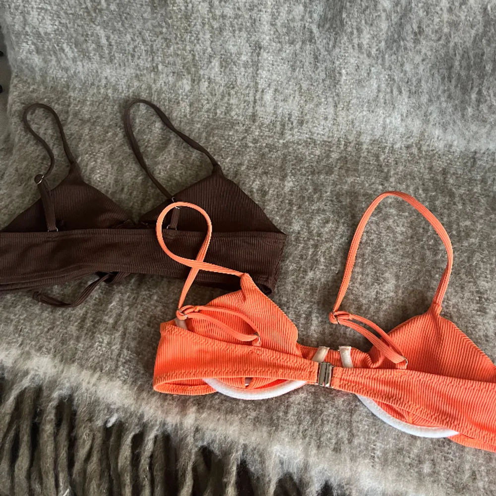 En orange och en brun bikinitopp som aldrig är använda. Paketpris för båda: 100kr 🤎🧡. Övrigt.