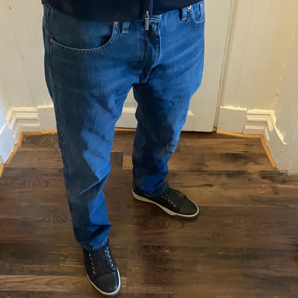 Levis jeans i fint skick i modellen 502 som är regular/slim fit. Han på bilden är 182, tveka inte att kontakta vid eventuella frågor 😀. Jeans & Byxor.