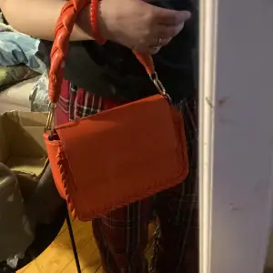 En jätte söt orange handväska. Den är använd Max två gånger och är som ny.  Köpte den för 250 kr men säljer för 110
