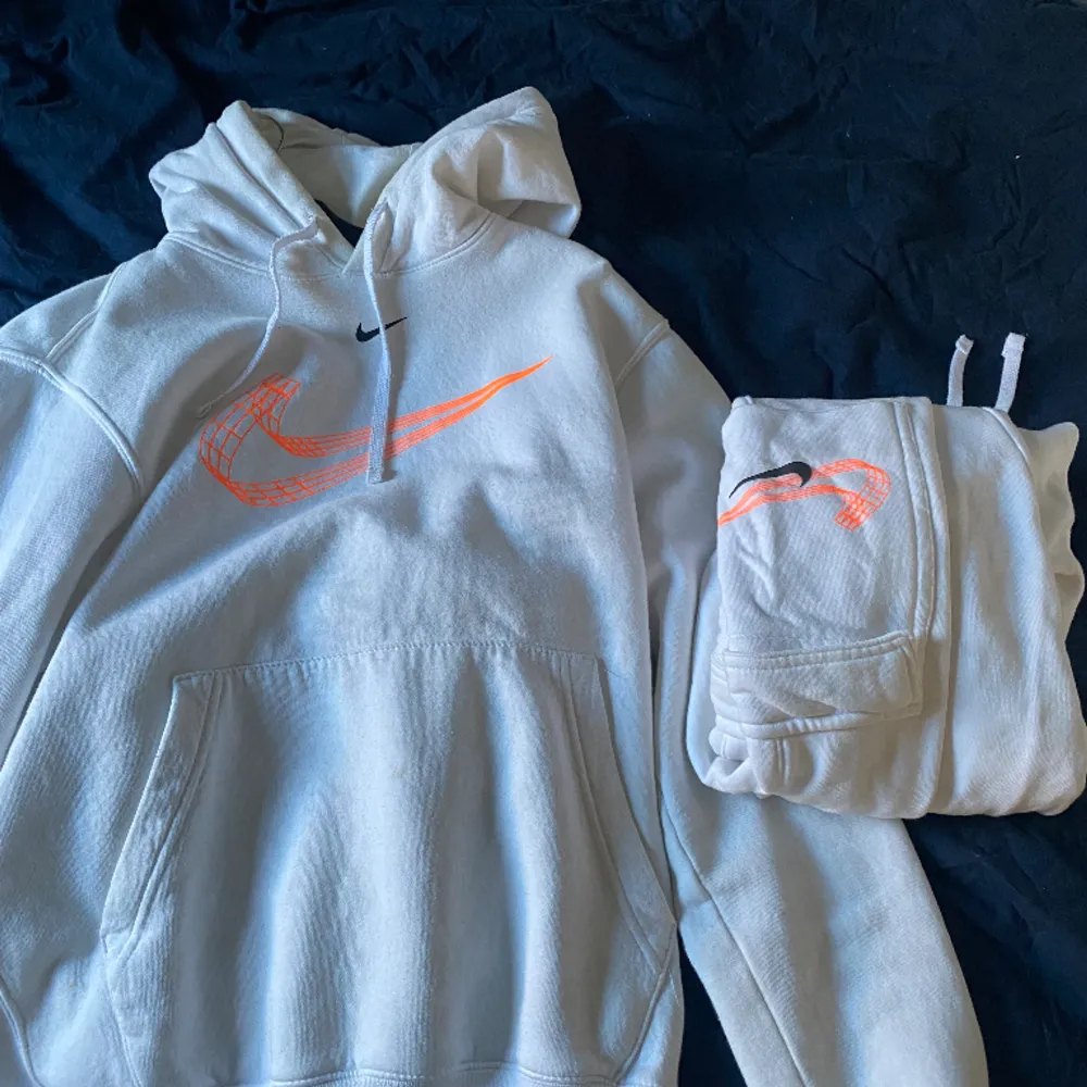  Nike mjukisset i vitt storlek M Säljer pga att jag rensar garderob. Stilrent snyggt mjukisset. . Hoodies.