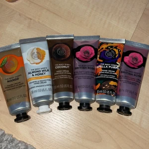 Handkräm - Säljer en massa handkrämen i olika doften förutom i doften british rosé så jag säljer två st! De är bara använda några gånger och det finns mycket kvar i tuberna❤️ Köp alla för 100kr eller en för 20kr❤️