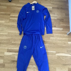 Psg Nike tracksuit - Säljer min Psg tränings set/tracksuit Använd 1 gång, funkar perfekt till allt på sommaren även vinter med lång byxor. Allting är nytt och hör ihop.  Skickar samma dag. Bara seriösa köpare!