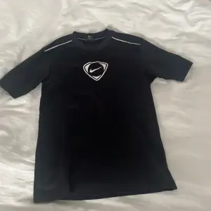 Svart t-shirt från Nike med logga
