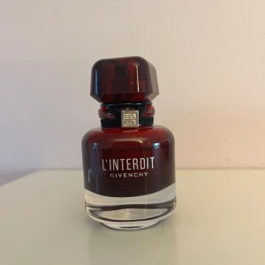 Givenchy L'Interdit Rouge EdP 35 ml - Parfym som inte används. Ca 30 ml kvar (se bild). Luktar mycket gott. Nypris på kicks 945 kr