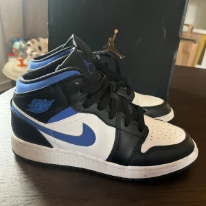 Air Jordan 1 mid white racer blue nike - För små för mig.