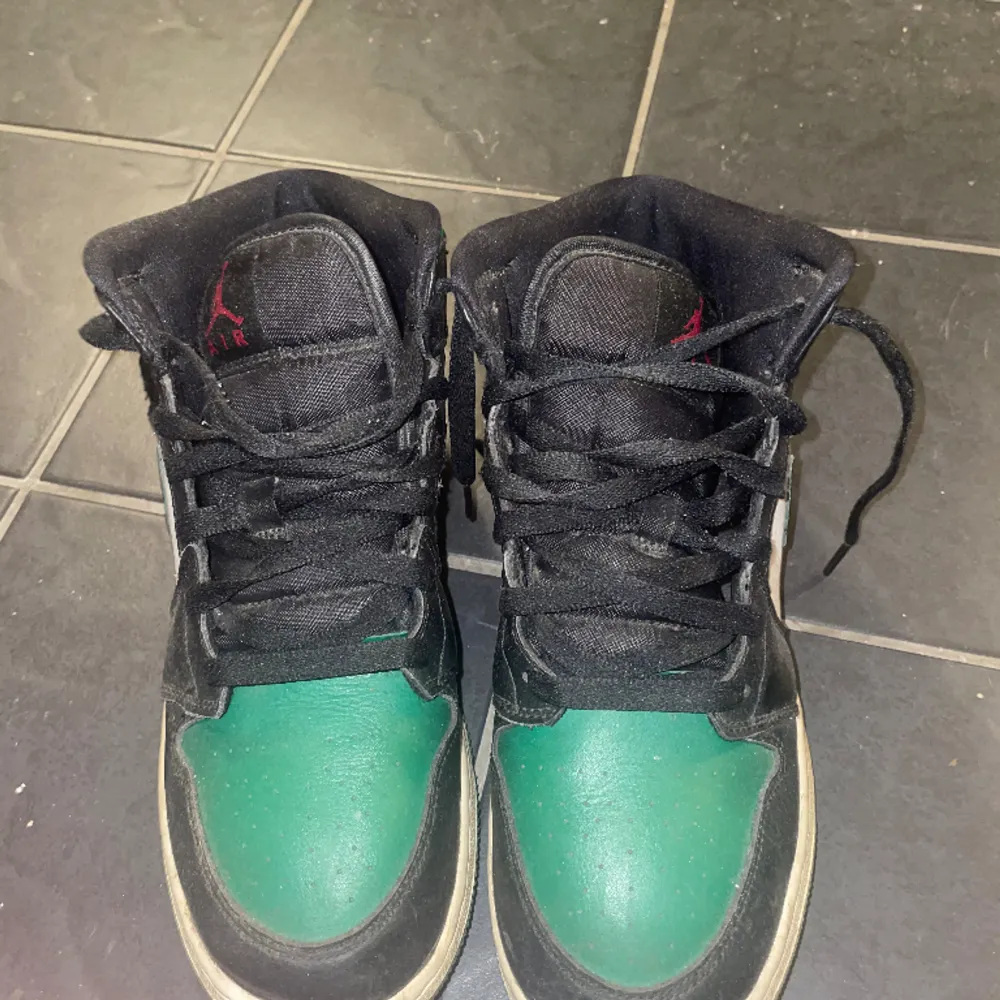 Säljer mina snygga gröna Jordan 1, köpta från ohmysneakers på Instagram🥰har haft creesskydd vilket gjort att det inte är creesade❣️köparen står för frakt.  . Skor.