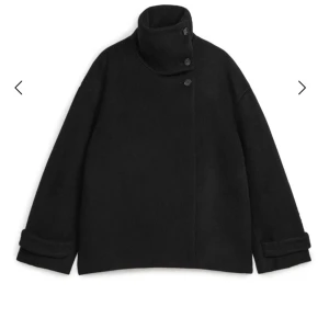 kappa från arket - Kort kappa från arket, aldrig använd. Nypris 2290.