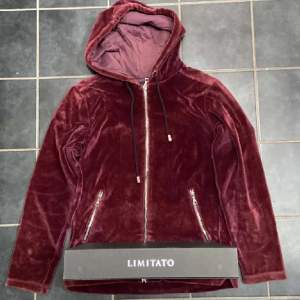 Säljer en vinröd Limitato hoodie i storlek XS. den är i mycket fint skick och knappt någon tecken på slitage 