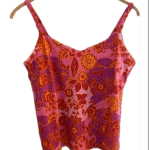 Blommigt linne - Gulligt linne i jättebra kvalitet.💕 Typ samma material som en bikini, perfekt till stranden eller bara som vanligt linne☀️