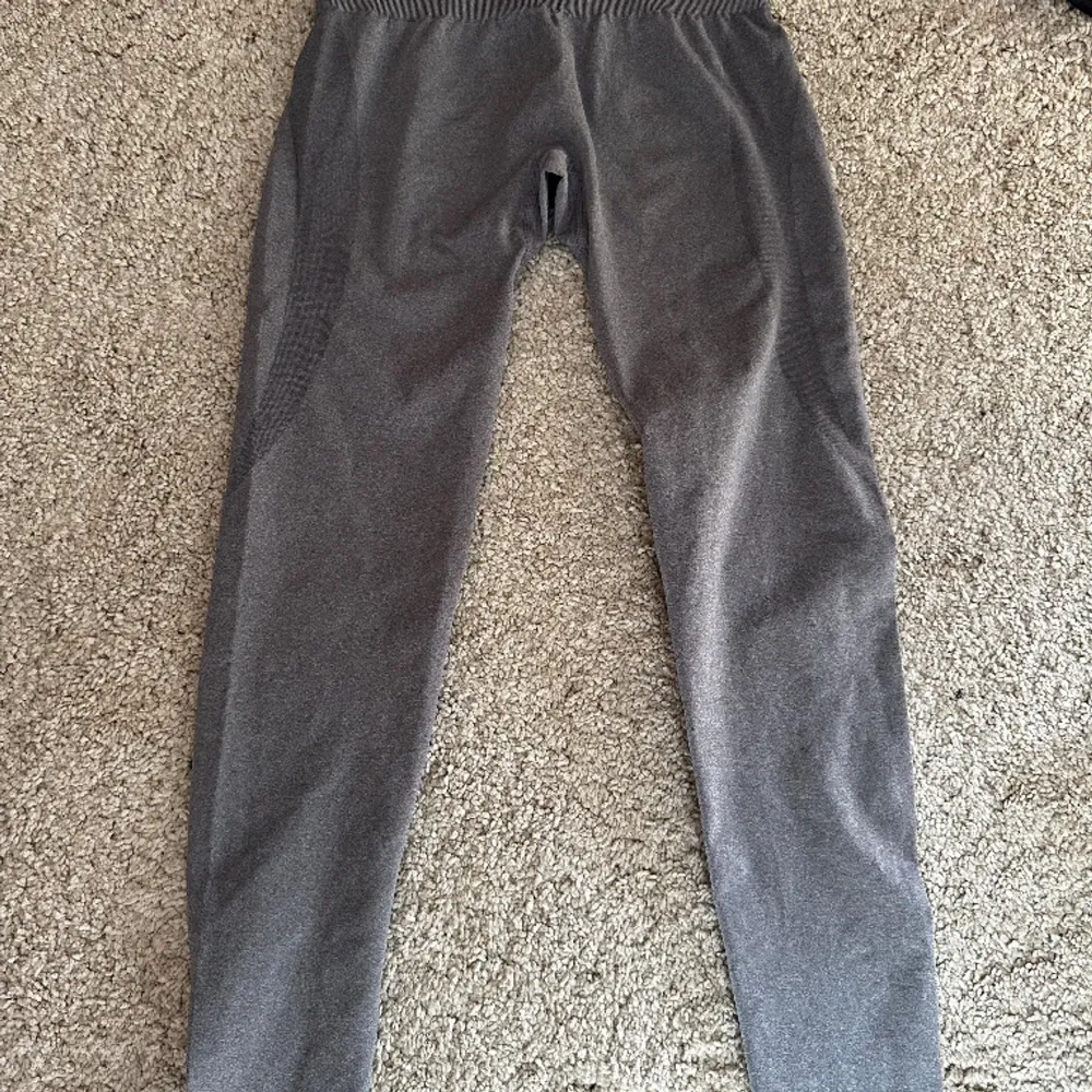 Säljer mina super snygga nvgtn leggings i storlek M. Använda 1/2 gånger. Nypris 605kr  Modell: contour seamless  Färg: Grey. Jeans & Byxor.