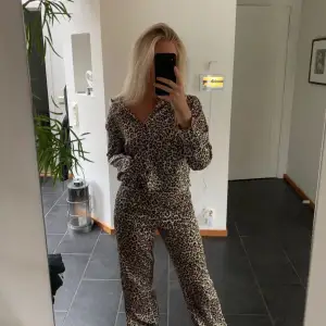 Pyjamas i leopard från bikbok i storlek M 🤎 