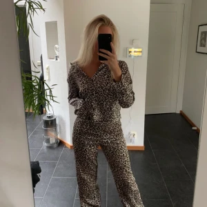 Leopard set - Pyjamas i leopard från bikbok i storlek M 🤎 